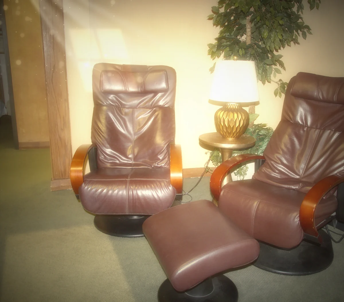 Two leather massage chairs beside a warm lamp in the relaxation lounge